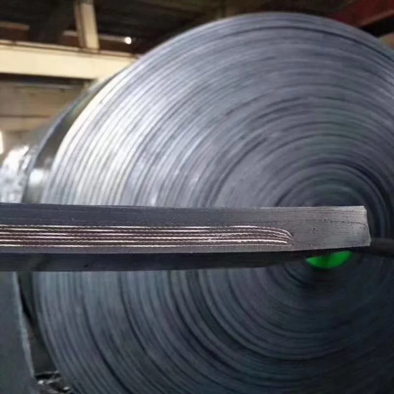 Conveyor belt roll with a layered belt cross-section