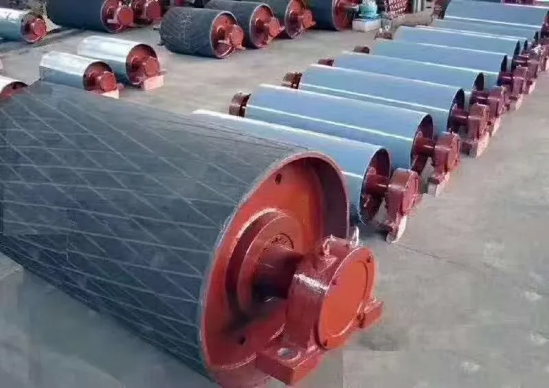 Rubber-lagged conveyor pulleys with patterned surfaces